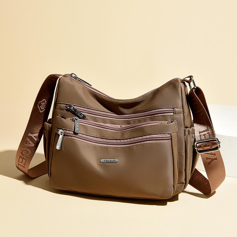 Middle-aged Mother Baoyang's Elegant and Simple Commuter Shoulder Bag