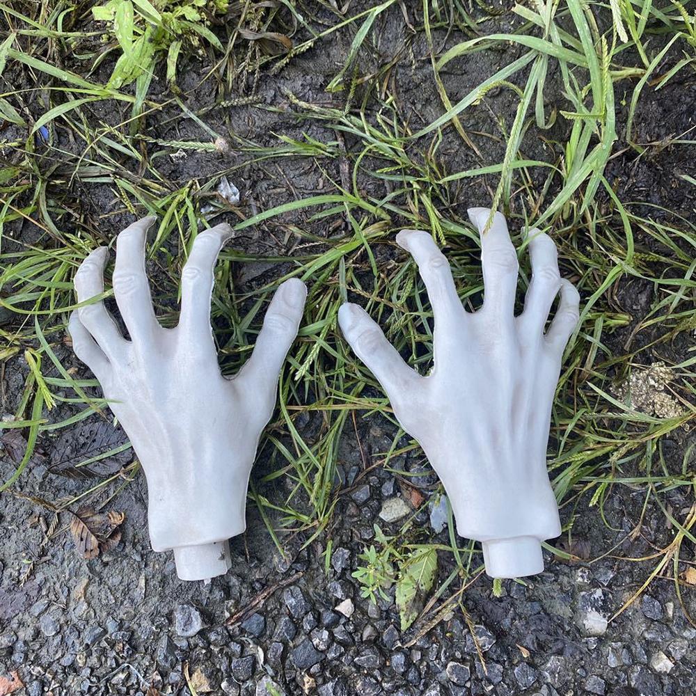 2Pcs Artificial Creepy Plastic Hands Halloween Haunted House Decoration Utility