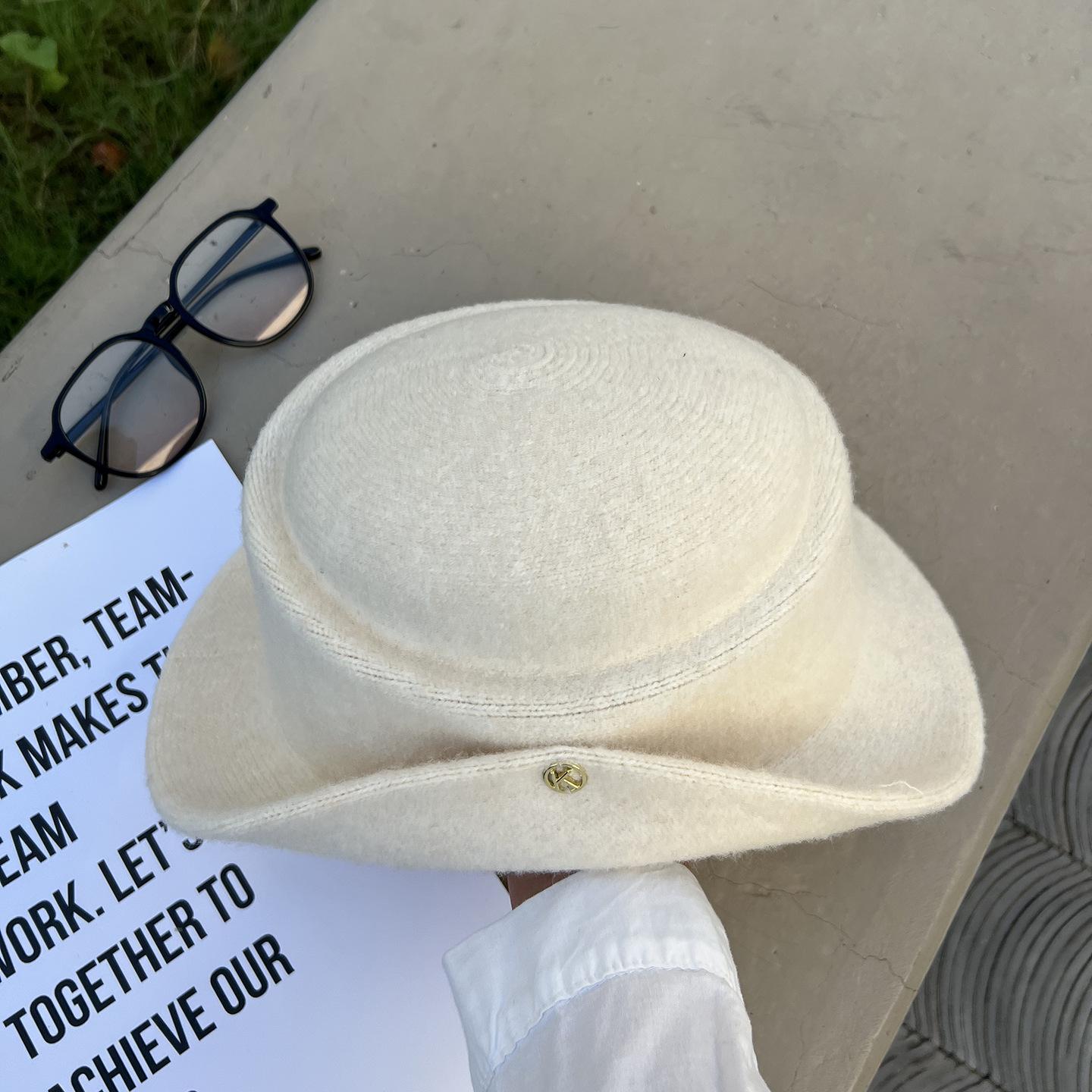 

Новая мягкая и ворсистая осенне-зимняя вязаная шапка с закручивающимися краями для женщин, универсальная, модная, теплая и темпераментная, трендовая ретро шапка-рыбак M（56-58cm）