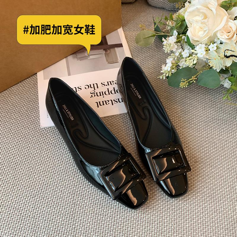  Temperament square buckle patent leather commuter shoes, shallow mouth and one pedal, low heel single shoes, widened large size women's shoes 