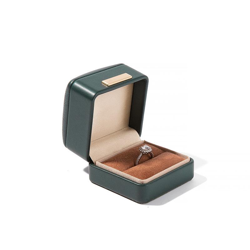 Högkvalitativ PU-läder Rundade Hörn Gyllene Spänne Smyckeskrin Ring Hänge Halsband Armband Förpackning Display Förvaringslåda