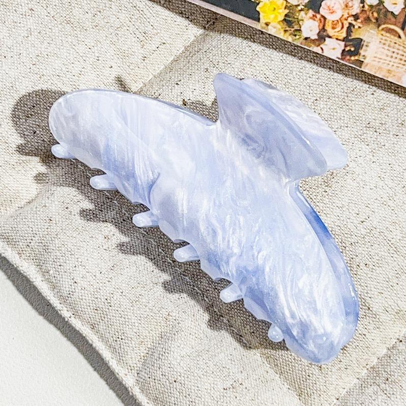 The Oval Hair Clip Exudes A High-end Feel. The Half-tied Shark Clip At The Back of The Head Is A Fashionable Hair Accessory
