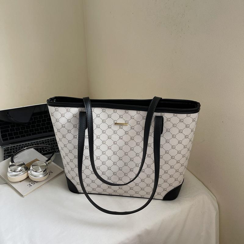 Casual High-value Tote Bag Women's New Hand-carried Commuter Bag Fashionable Going Out Large-capacity Shoulder Bag