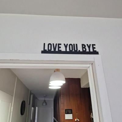 1 Stück Klassisches Metallschild "LOVE YOU BYE" - Geometrische Wandkunst für Wohnzimmer, Innendekoration - Einzigartige Heimdekoration & Geschenkidee für den Valentinstag