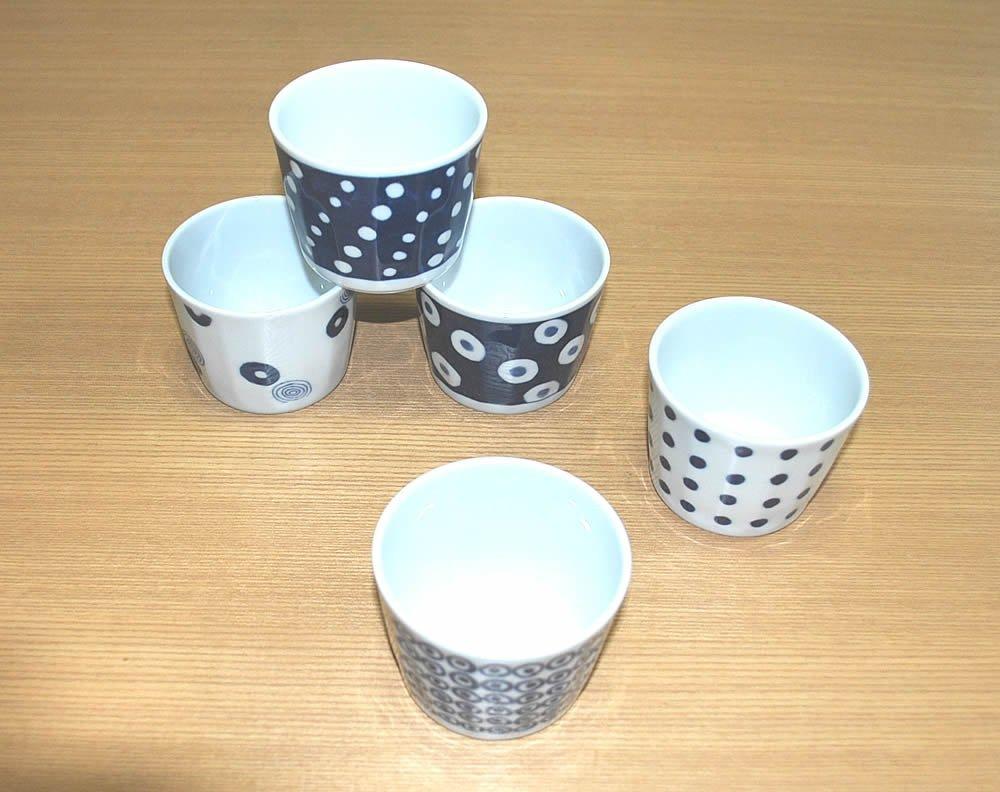 Set aus 5 Messbechern aus Japan mit einem Indigoblauen Kreismuster. Soba-choku (Buchweizennudeln-Becher). 13304. Hergestellt von Nishikai Pottery, Hasami-Ware.