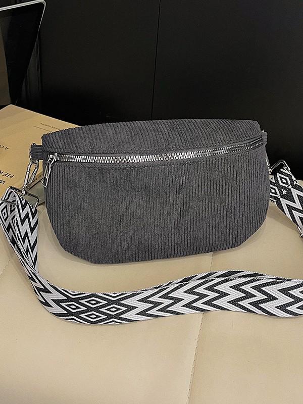 Niche Women's Autumn 2025 Fashion Saddle Crossbody Bag - Solid Color, Simple Design.