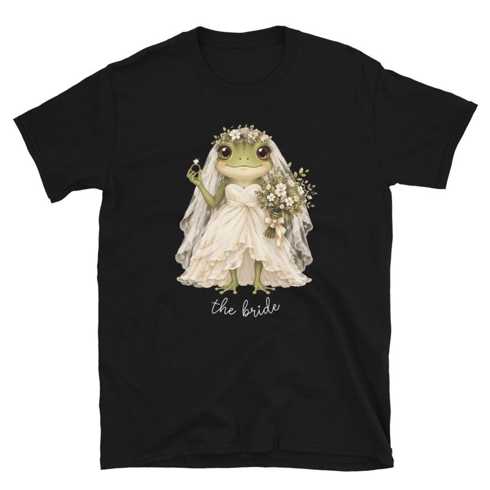Cute Frog Bride Holding Ring Bouquet T-Shirt, Frog Wedding Lover Gift, Cottagecore Animal Bride Graphic Tee 4XL