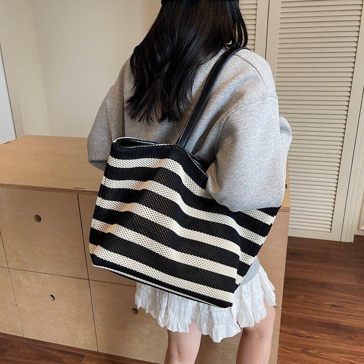 2025 Torba tkana w czarno-białe paski o dużej pojemności: Lekka Torba Jednoramienna dla Kobiet, Idealna na Wakacje i Zakupy.