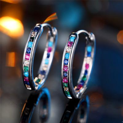 Süße weibliche Regenbogen Zirkonstein Runde Creolen Silberfarben Hochzeits Schmuck für Frauen