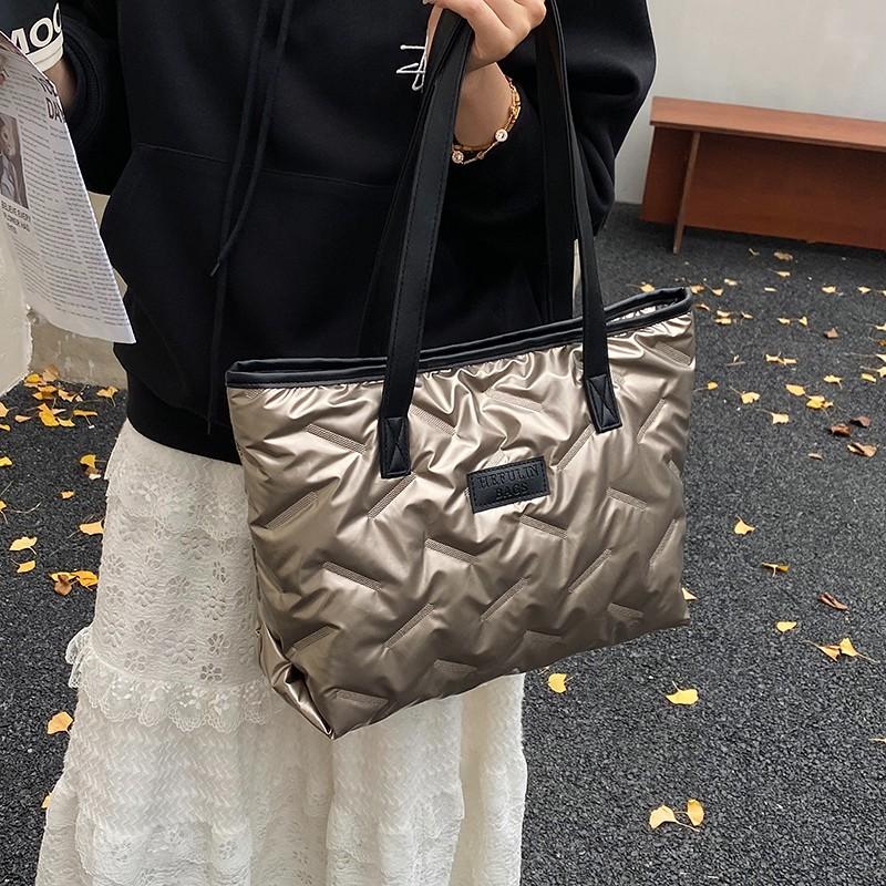 Simple and casual women's fall and winter new style bag. Simple crossbody bag. Fashiable and trendy handbag. Large capacity to