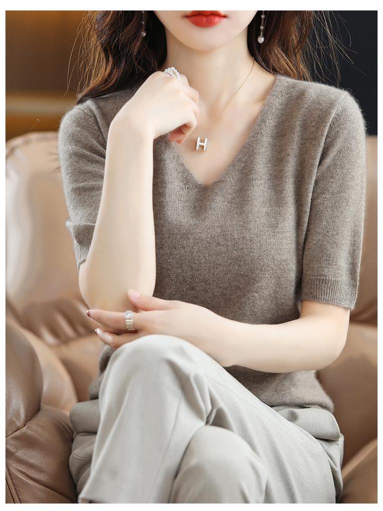Five-Sleeve V-Neck Knitted Sweater for Women - Loose Casual Korean Style Half-Sleeve Top