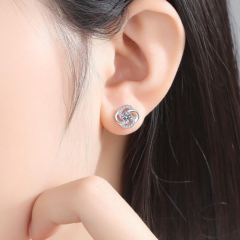 Ohrstecker aus S925 Sterlingsilber im koreanischen Stil mit vierblättrigem Kleeblatt und eingelegten Diamanten
