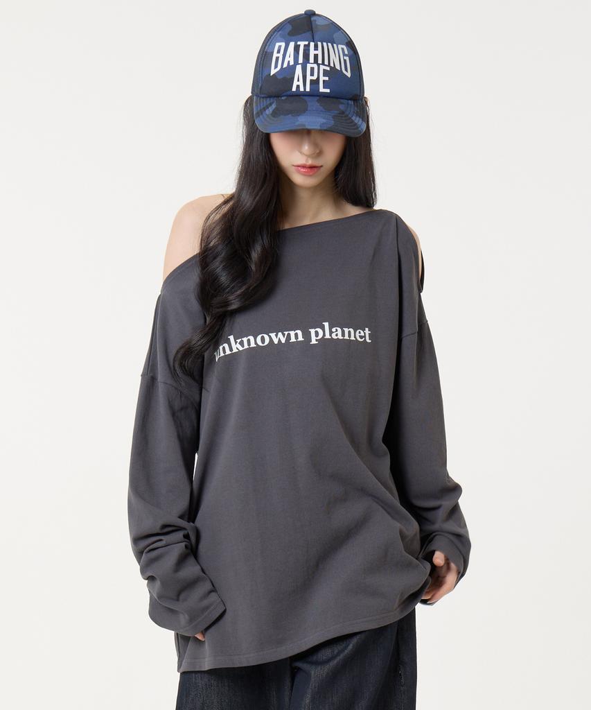 UNKNOWN PLANET Off-Shoulder Logo Long-Sleeve T-Shirt Charcoal