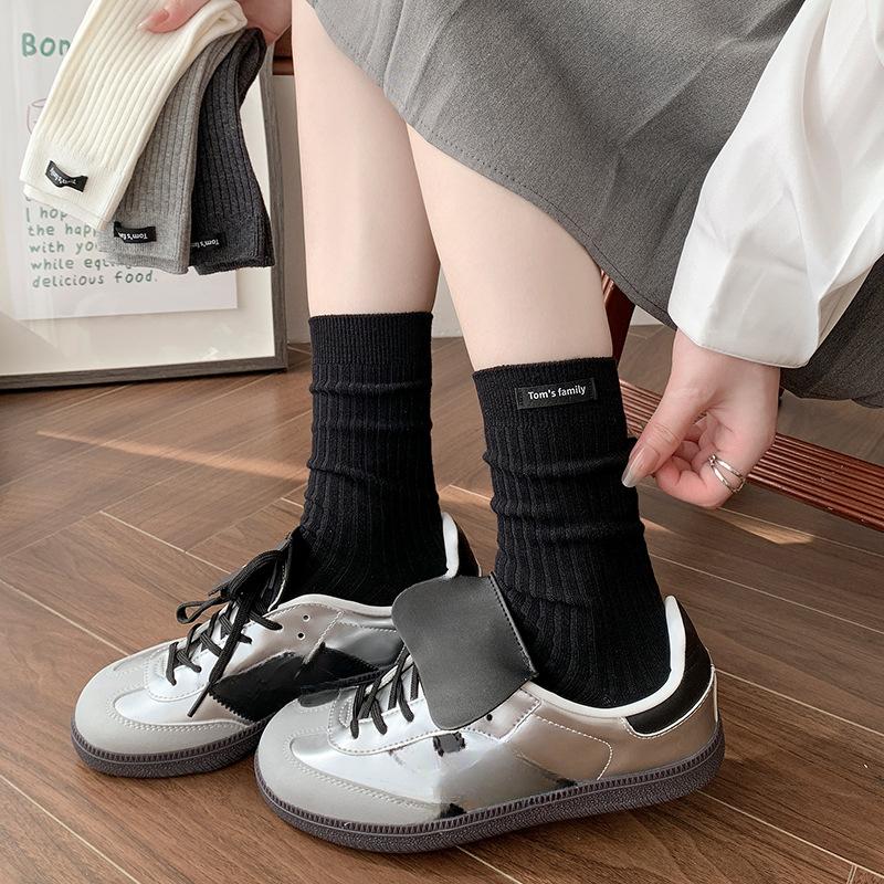 Damen Buchstaben Stoffetikett Einfarbig Vertikal gestreift Mid-Calf Socken Frühling und Herbst Grau Trendy Frotteesocken Ohne Naht