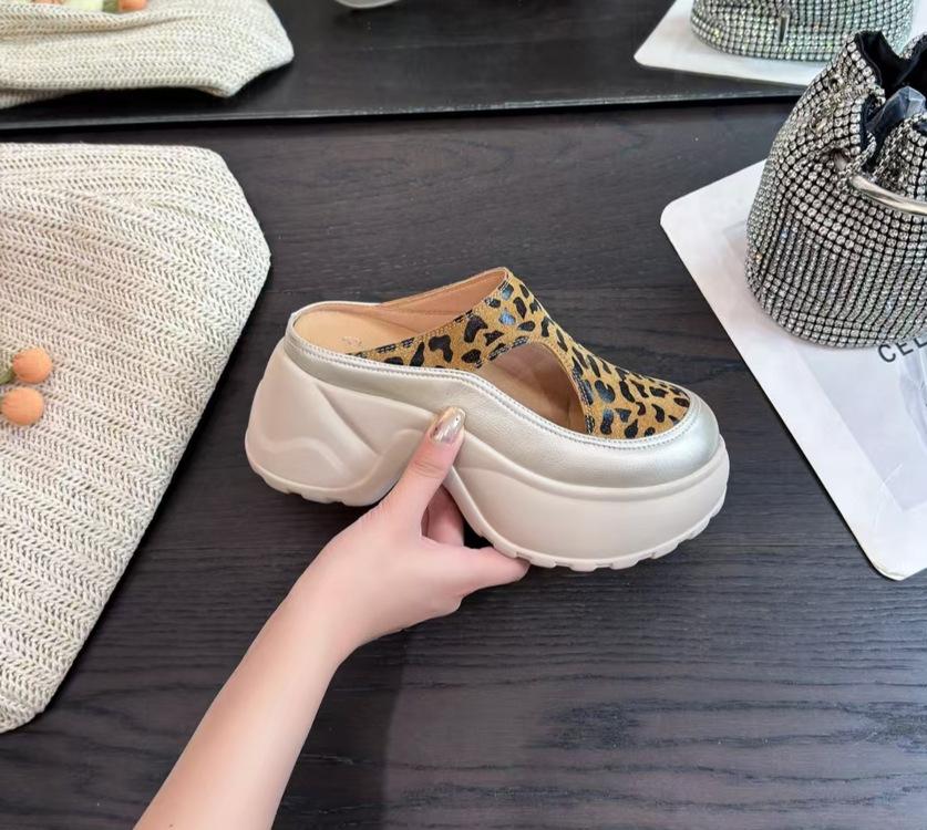 

Маленькие крутые шлепанцы на толстой подошве женские 2025 лето новый сказочный стиль повседневные универсальные пляжные тапочки с закрытым носком женские 40 цветной печати леопарда