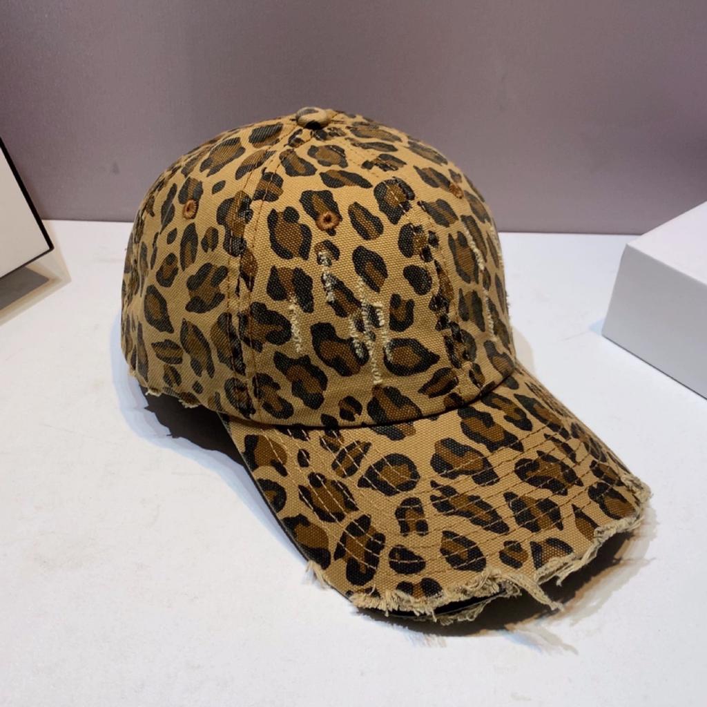 Baseballkappe mit Leopardenmuster für Damen im Frühling und Sommer. Pelzige und alte lässige Baseballkappe, die ihre Gesichter zur Schau stellt.