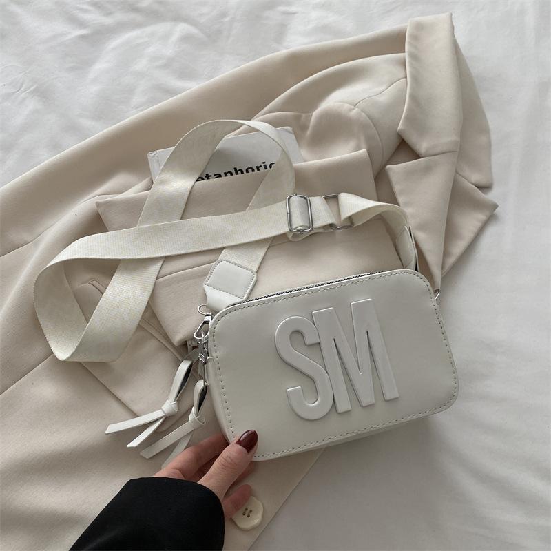 

Foreign style women s bag 2025 new trend personalized letter fashion shoulder messenger bag fashion small square bag белый
