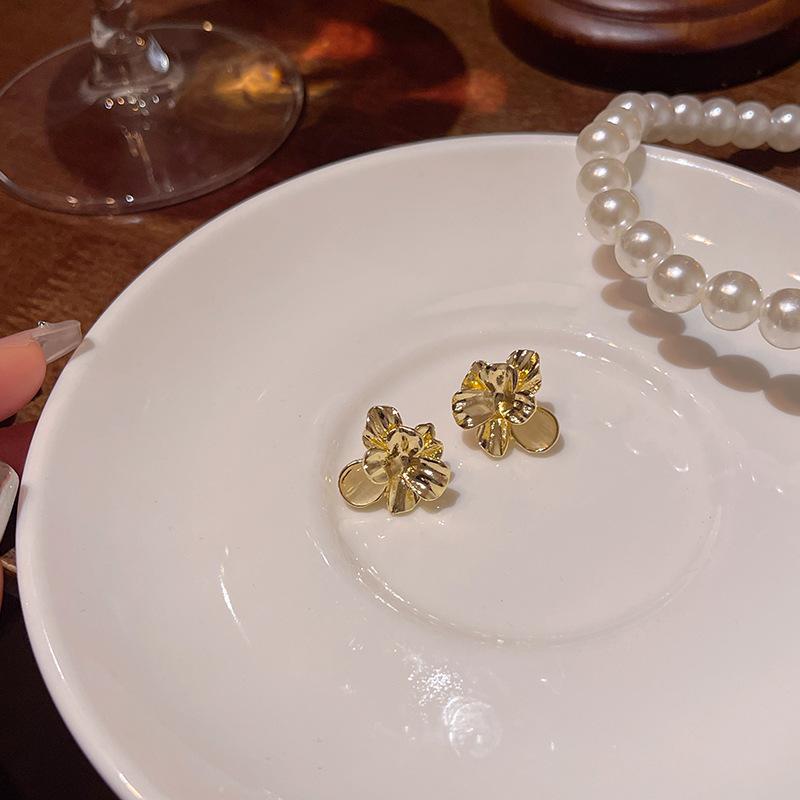 Light Luxury Fresh Versatile Temperament Metallic Feeling Imitation Opal Flower Earrings For Women