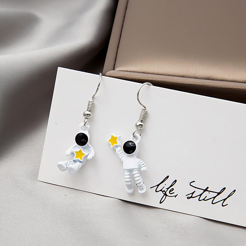 Fashion Asymmetry Astronaut Star-Picking Earrings Creative Temperament Design Sense Earrings Female