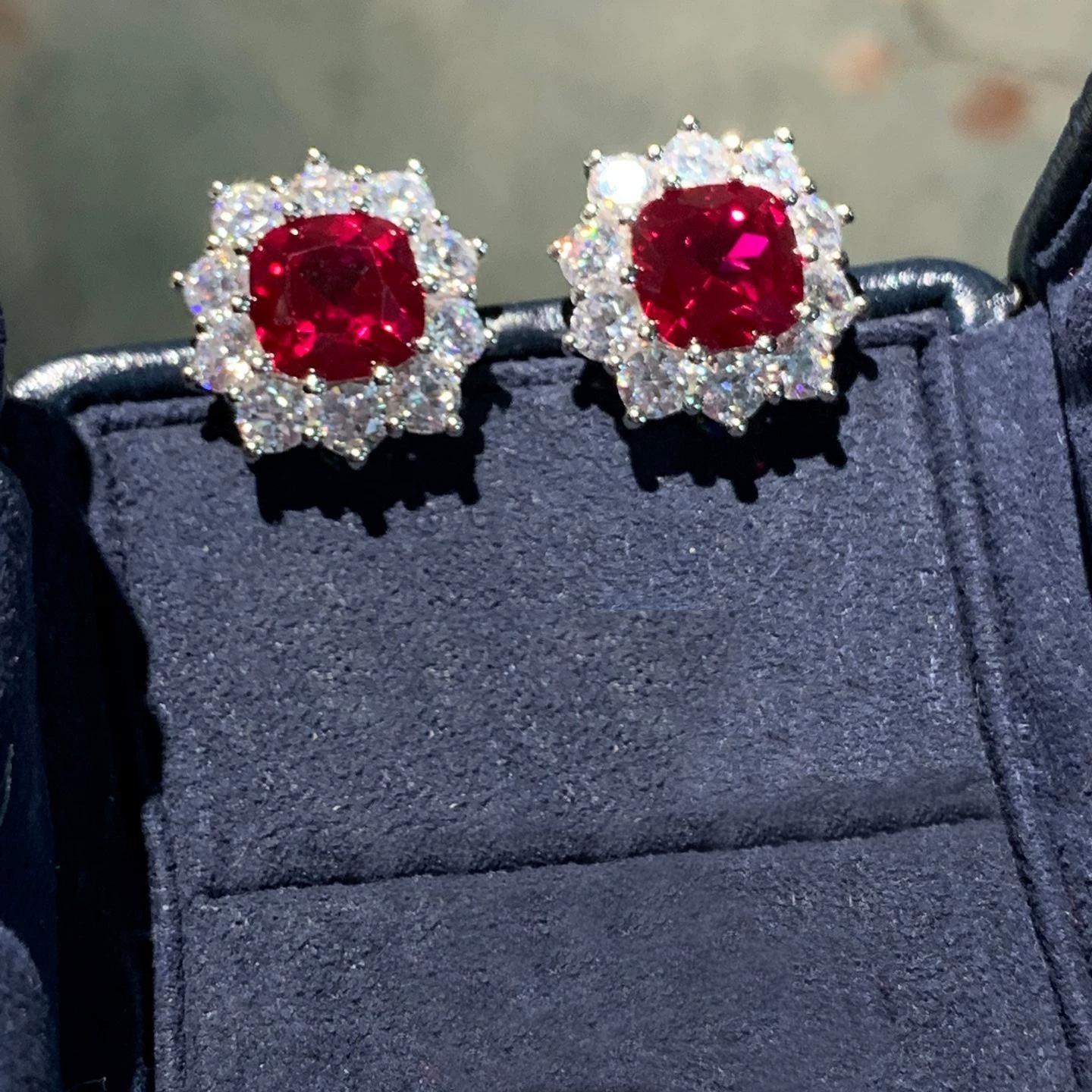 

Популярний набір каблучки з відкритим кільцем та сережок-пусетів квадратної форми з червоним турмаліном для жінок