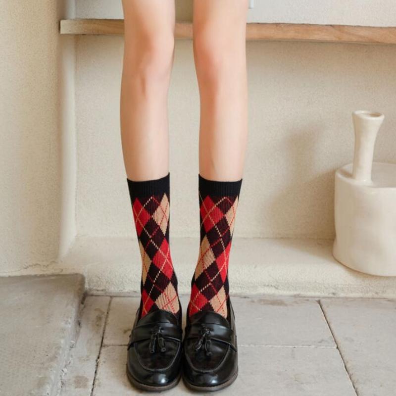 10 par/parti Damstrumpor med ränder Hög kvalitet Rutmönster Diamantmönster Harajuku Kammad Mellanhöga Färgstarka Bomullsstrumpor