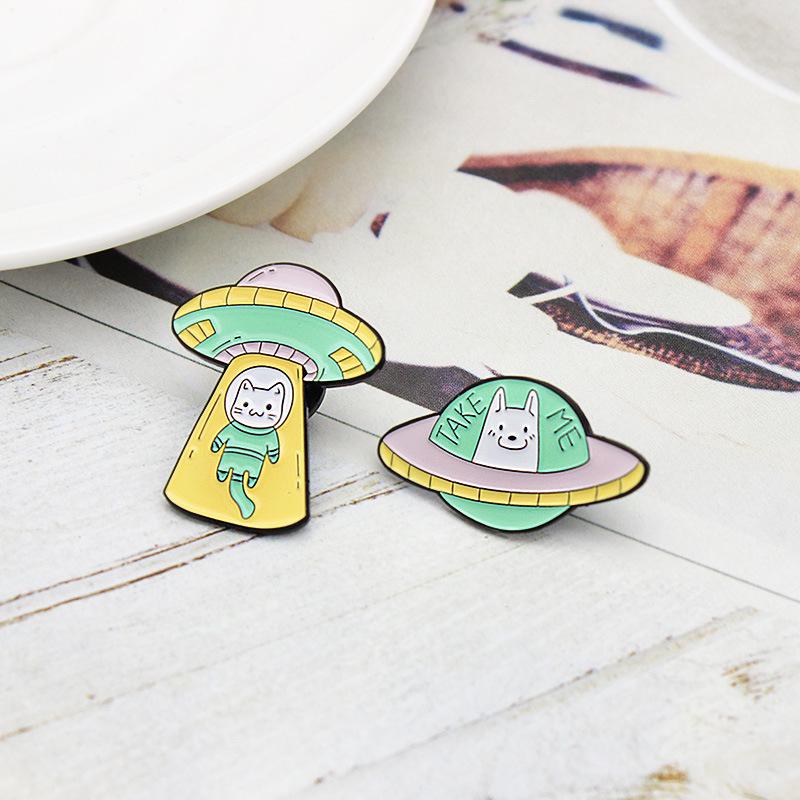 Trendy Cartoon Cat Hide-and-Seek Spaceship Brooch