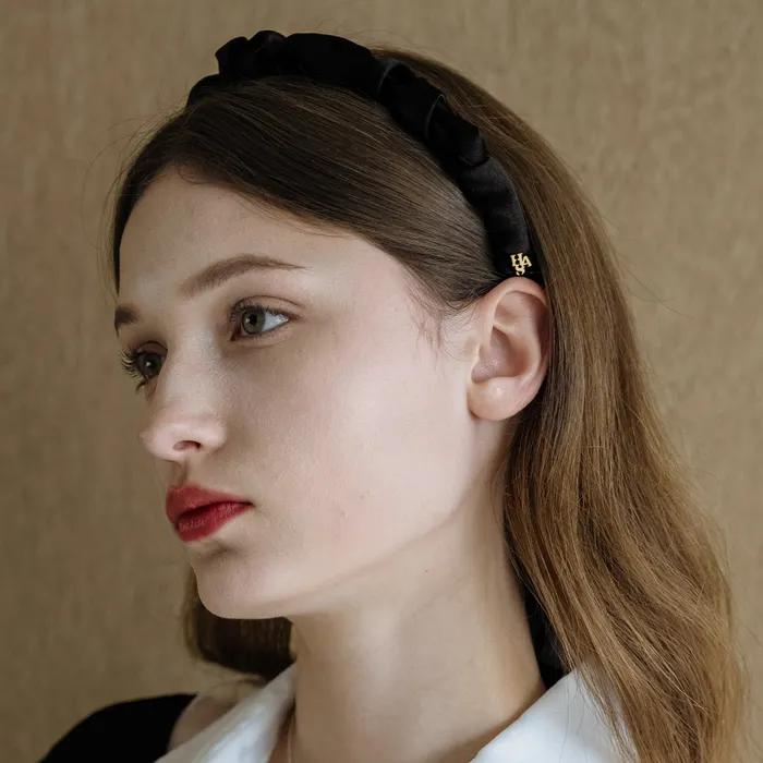 EN001 Shirring satin slim hairband (Ivory, Black)
