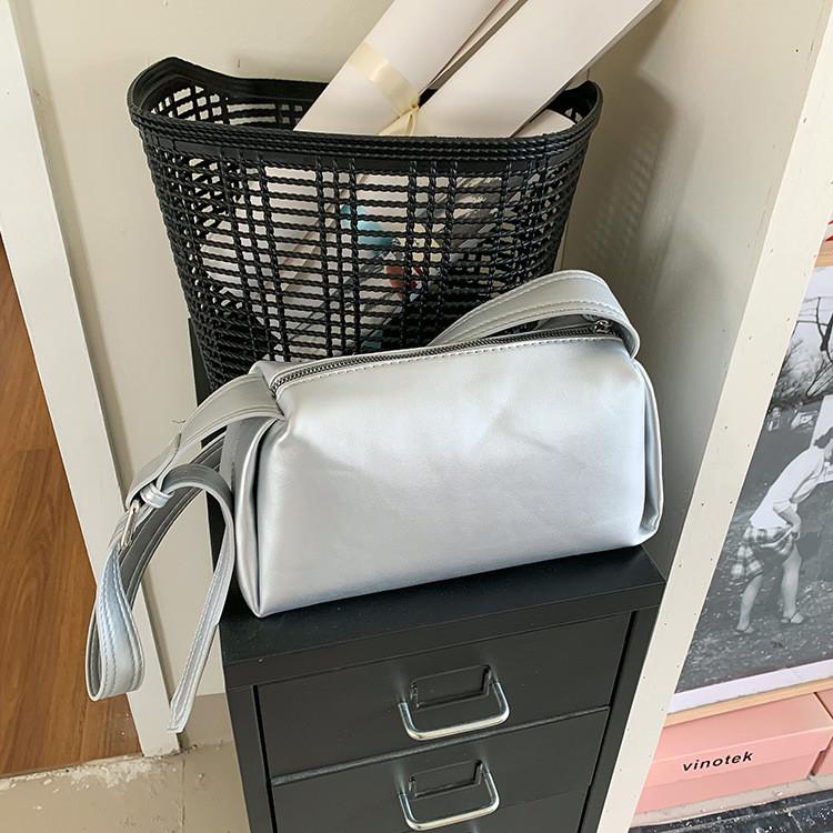 IELGY All-Match High-End Messenger Bag Fashion Niche Commuter Trendy Underarm Bag