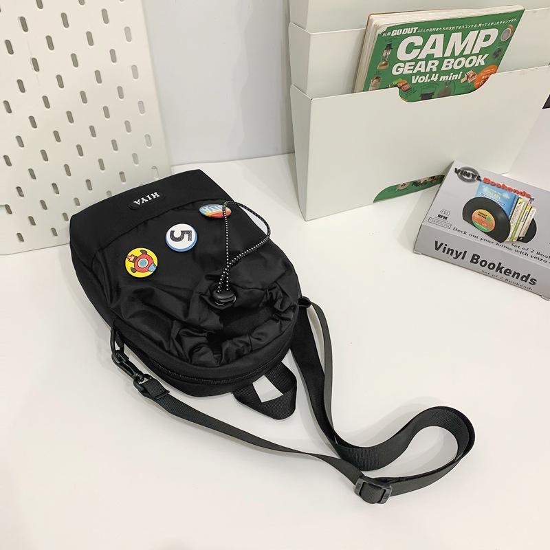 

Outdoor lightweight and versatile messenger bag, mobile phone bag, fashionable new drawstring shoulder bag, unisex couple bag.