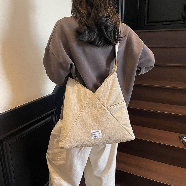 

Trendy and fashionable women s messenger bag shoulder bag сірий