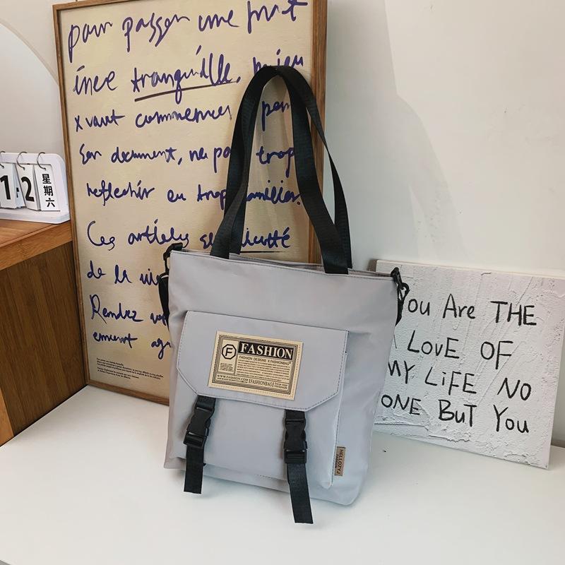 

Простая высококачественная плечевая сумка большой вместимости 2025 новая мужская и женская нишевая парная простая сумка-мессенджер с буквенным принтом серый