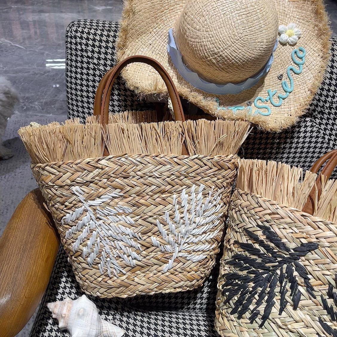 

Плетеная из соломы сумка через плечо, портативная, сверхбольшой вместимости, с вышивкой водяной травы, белыми листьями и кисточкой из рафита High-quality zipper and shoulder straps