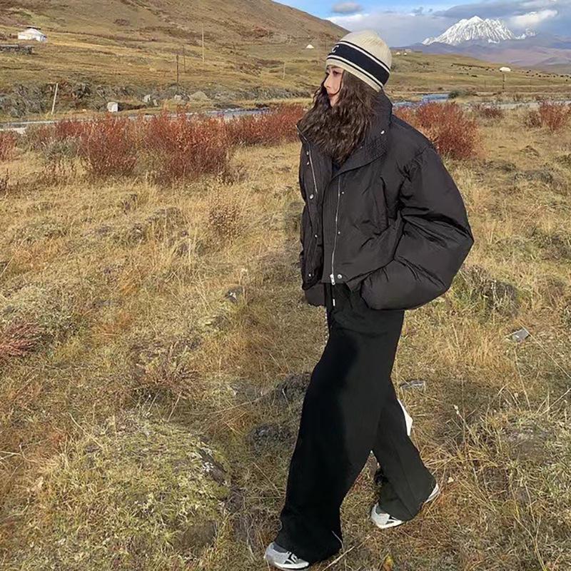 

Американская ретро короткая пуховая куртка с воротником-стойкой женская 2025 зимняя модная теплая маленькая милая крутая куртка-хлебница one size fits all чёрный