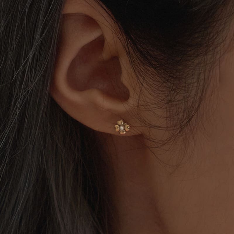 OR D`OR [14K] Mini Pearl Flower Earrings