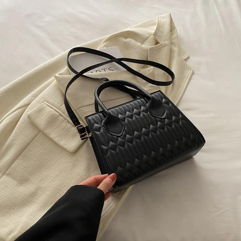 

В этом году популярная красивая маленькая квадратная сумка женская 2024 повседневная корейская версия фактурной сумки через плечо под мышкой модная портативная чёрный