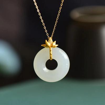 Nezávislý design Přírodní Hetianský nefritový prsten pro ženy Zlatý lotosový přívěsek na náhrdelník Vynikající lehký luxus Dámské šperky