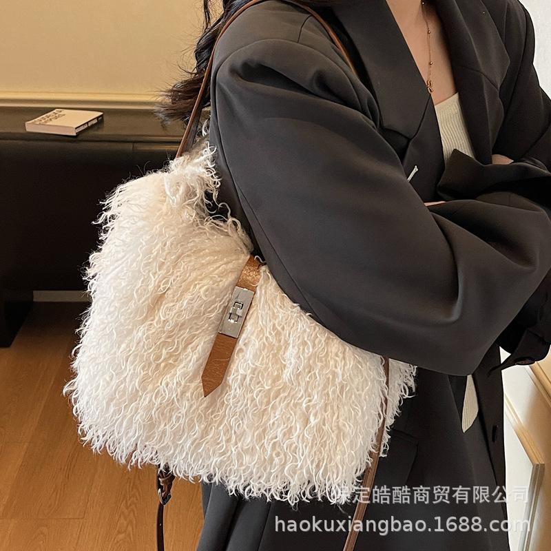 Niche Design Plush Bag Women's 2025 New Messenger Bag Single Shoulder Underarm Bag Autumn and Winter Popular Plush Bag