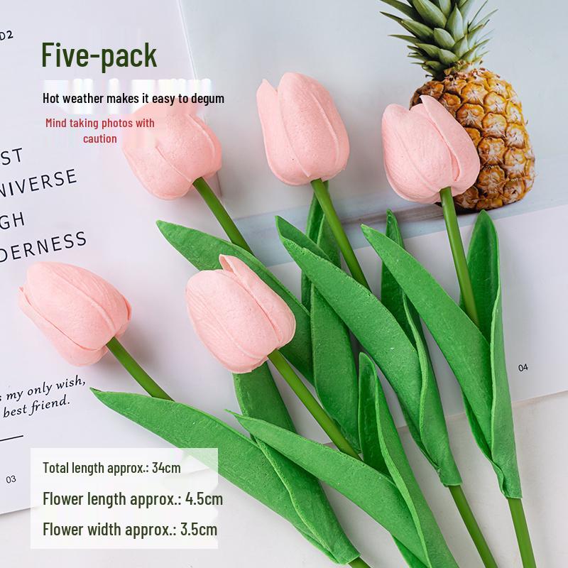 Minimalistischer Tulpen-Kuchenaufsatz mit frischen Blumen und Band für den Muttertag oder Geburtstag