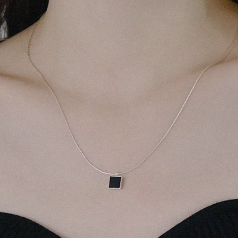 Pinaf Square Necklace _ Black & Red