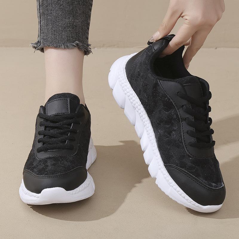 Little white shoes are fashionable and versatile, spring breathable models, one-pedal women's shoes, light and breathable casual shoes