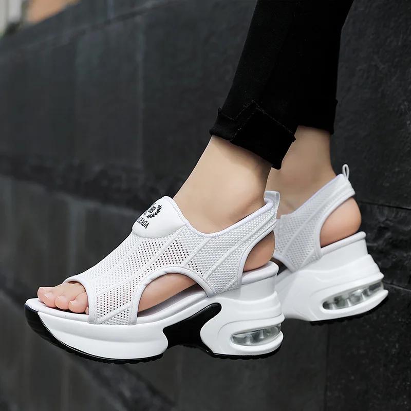 Sandales à plateforme en maille noire rétro tendance coréennes à bout ouvert et semelles compensées creuses rehaussées de 8 cm, nouvelles chaussures de tennis antidérapantes à coussin d'air pour l'été