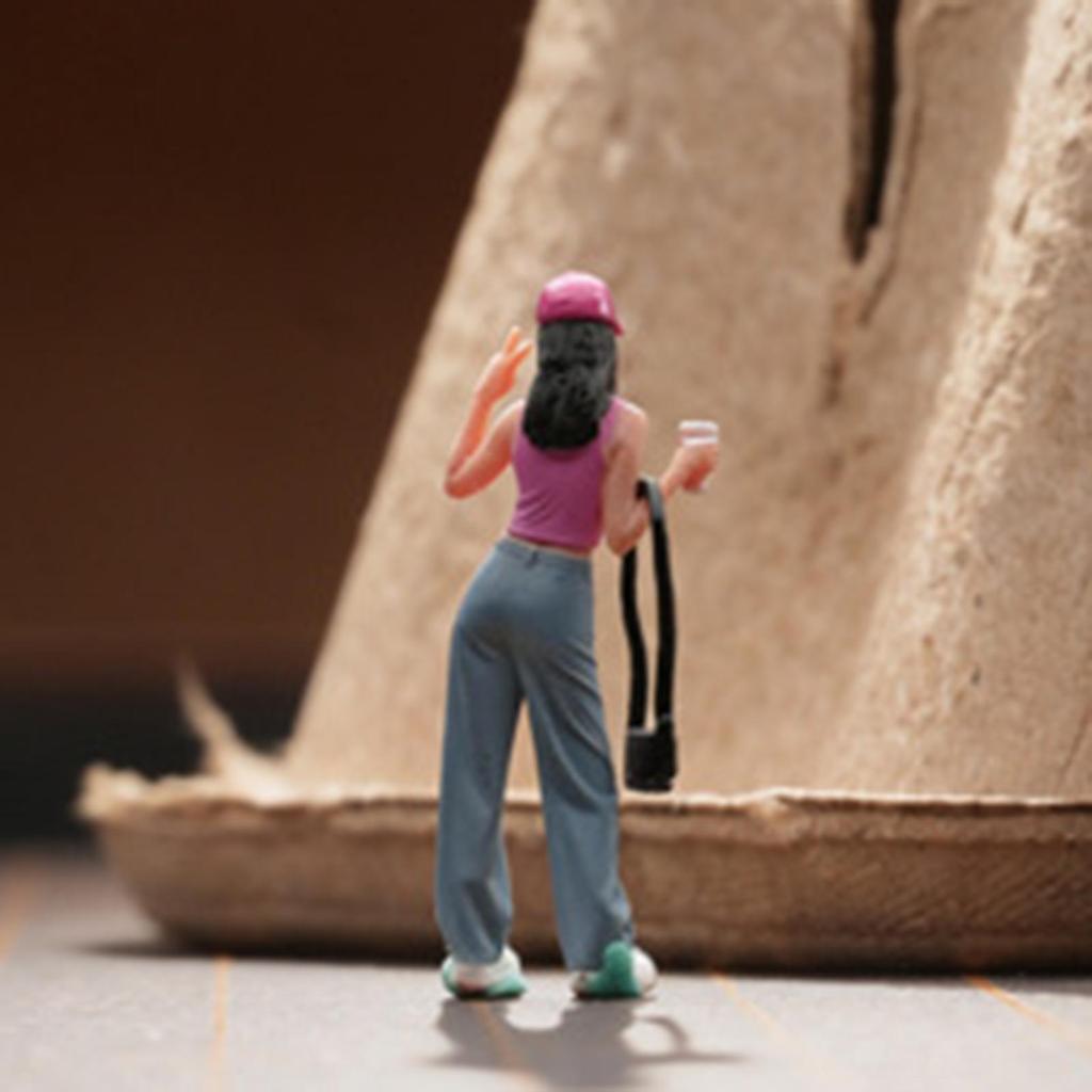 1/64 Diorama Figure Miniature Layout 2.6 cm in Height Street Scene People Model Female Character for