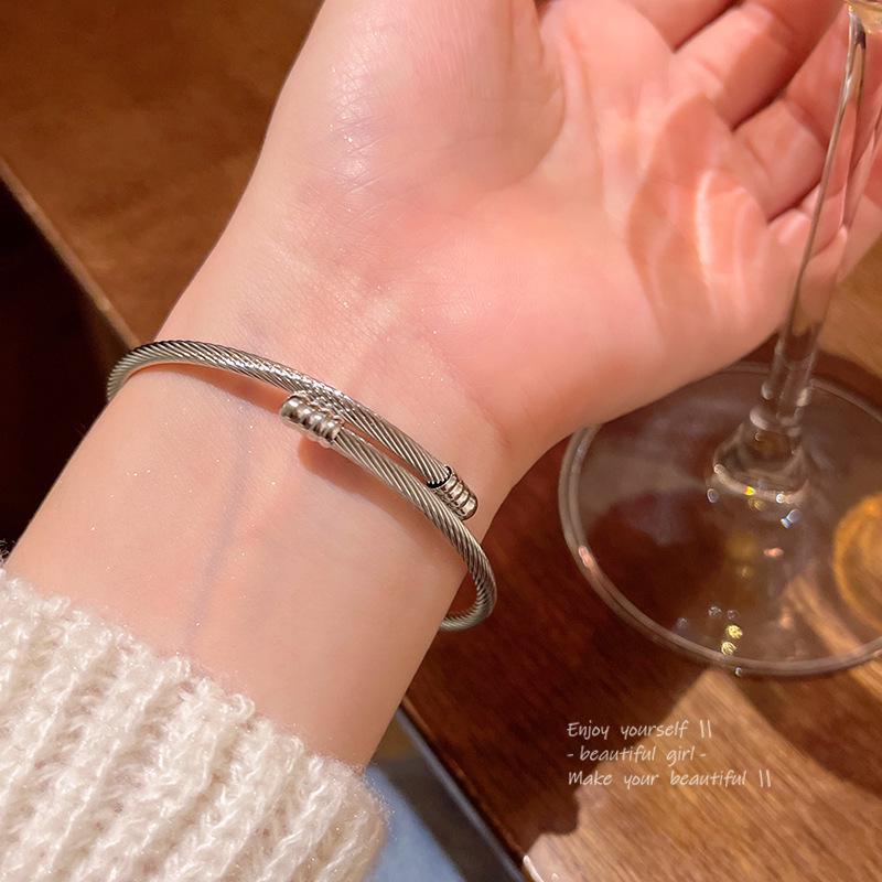 

Элегантные металлические плетеные браслеты для женщин - легкая роскошь, универсальный стиль, ювелирные изделия высокого класса S669 серебряный