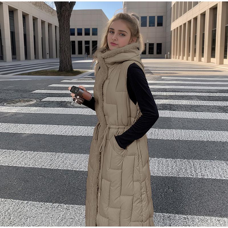 Осенне-зимняя женская куртка-пуховик с капюшоном — фото 3