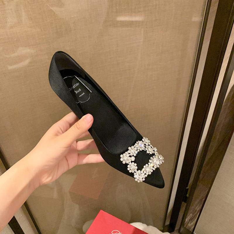 Sheepskin version~ Su Yinyin should have it for marriage of the same style. Satin light mouth square buckle flower diamond thin high heel single sh