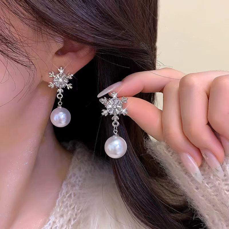 French Retro Geometric Pearl Earrings: Exaggerated, Fashionable, High-End Studs for Women