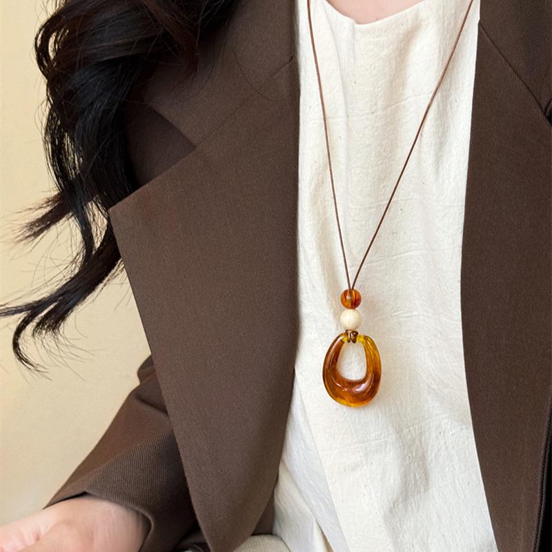 Resin Round Hollow Pendant Necklaces for Women Vintage Long Rope Sweater Chain Necklaces Niche Party Jewelry Accessories