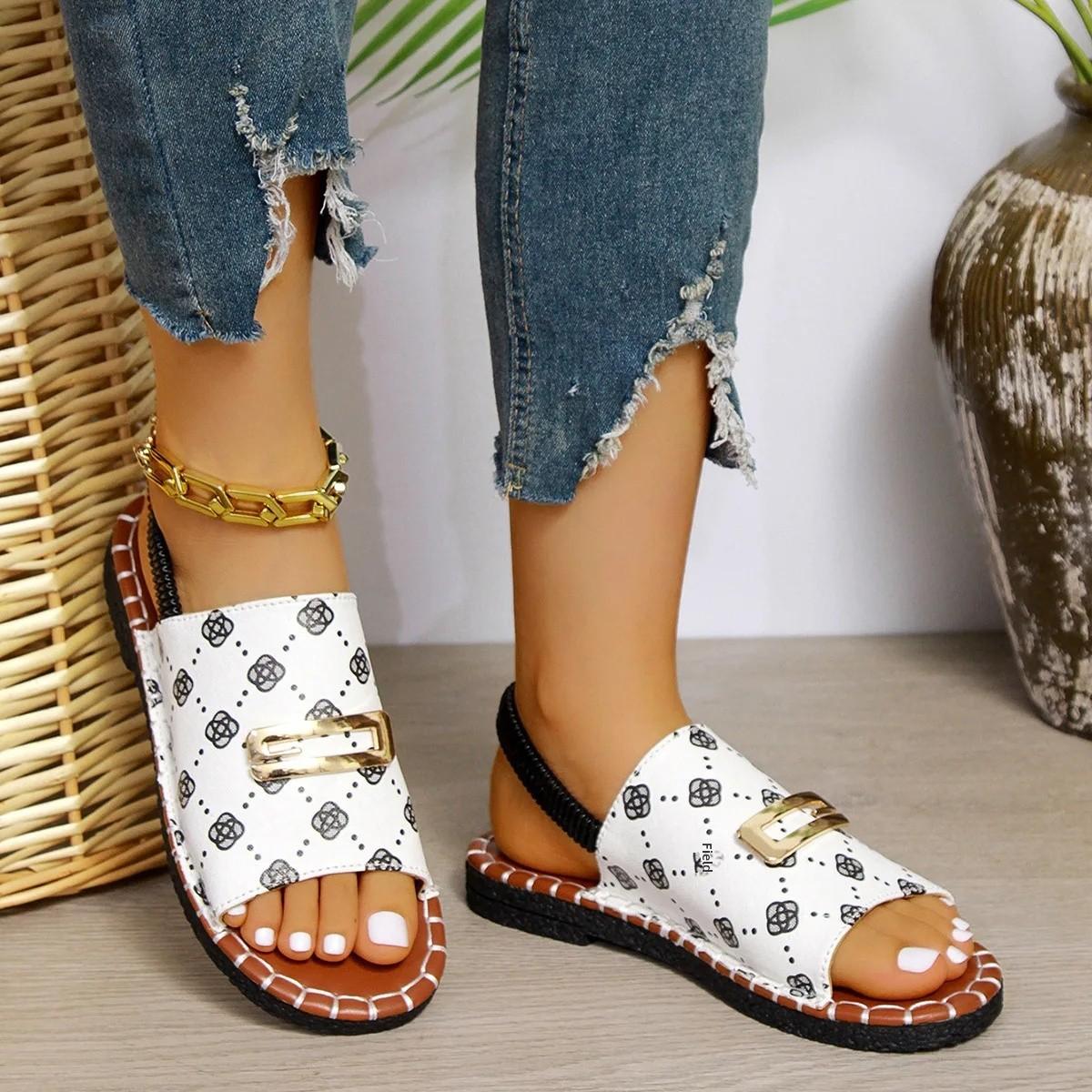 

Новые женские сандалии на плоской подошве с металлическим декором, пляжная обувь, большой размер, верх из ткани, подошва TPR, удобная 43