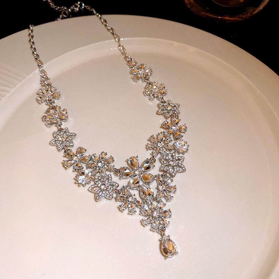 European and American retro diamond-encrusted hollow flower pendant necklace female court style collarbone chain light luxury high-end item decoration