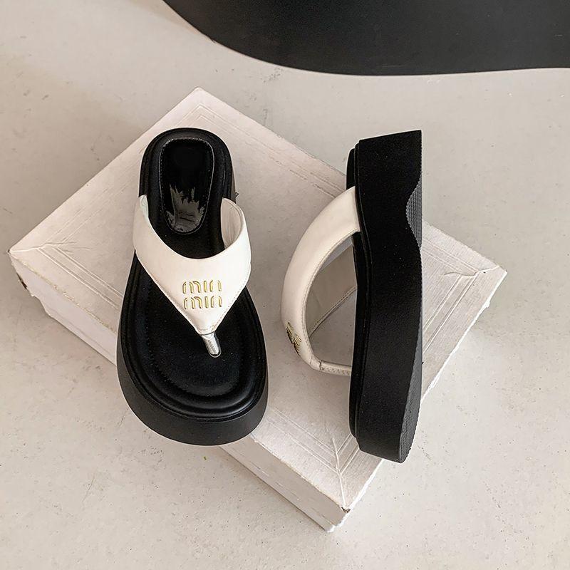 Thick-bottomed flip-flops for women's outer wear 2025 summer new models to increase height, fashion, high-end sense, casual beach pinch feet,